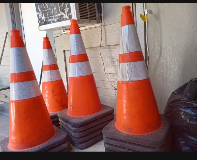 28 Inch Traffic Cones