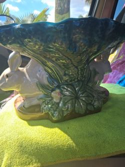 Vintaje majolica bunny rabbit  pedestal  bowl  $50 dolares