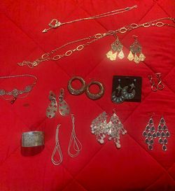 Earrings (accessories)