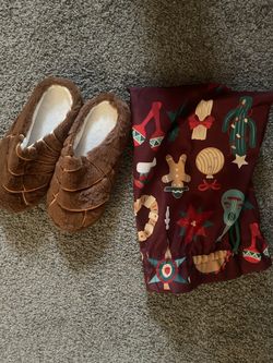 Concha Slippers Size S/M