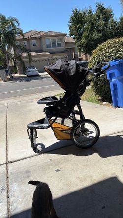 Jogging a stroller excellent condition super light, easy to fold and curry