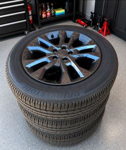 OEM 20 inch wheels Fits Jeep Grand Cherokee  with less than 300 miles on them.
Bolt pattern: 5x127 mm (also known as 5x5 inches).