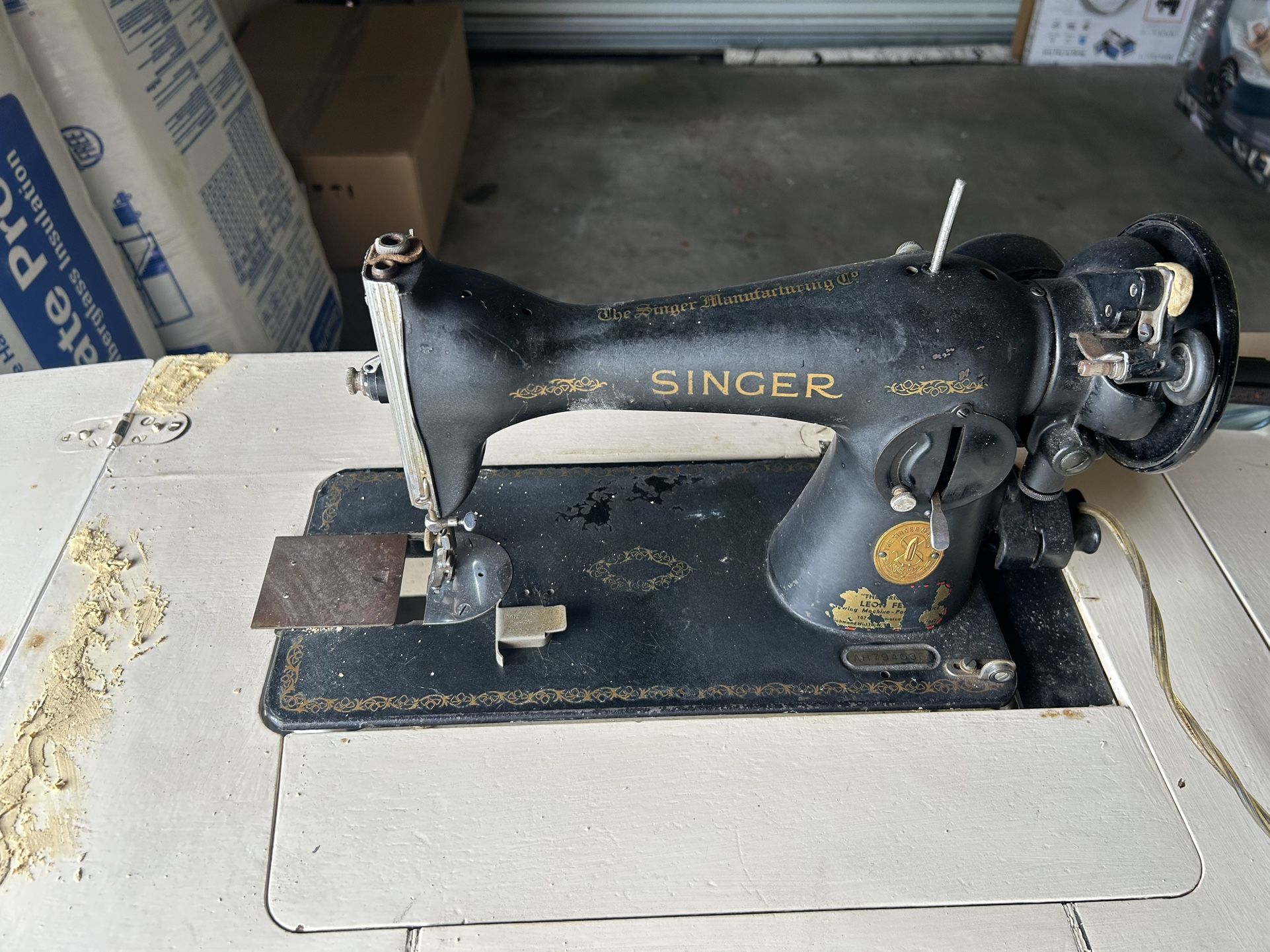 Antique Sowing Machine & Table (works Perfect)