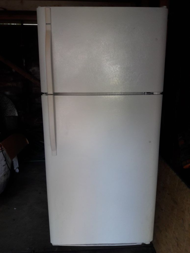 Kenmore Refrigerator with Icemaker