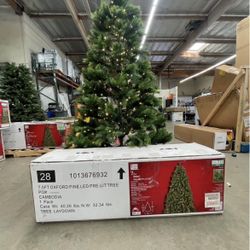 Home Accents 7.5ft Oxford Pine Pre- Lit Tree