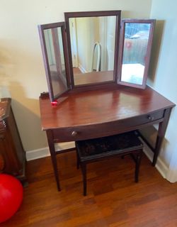 Vintage Vanity With Mirror 