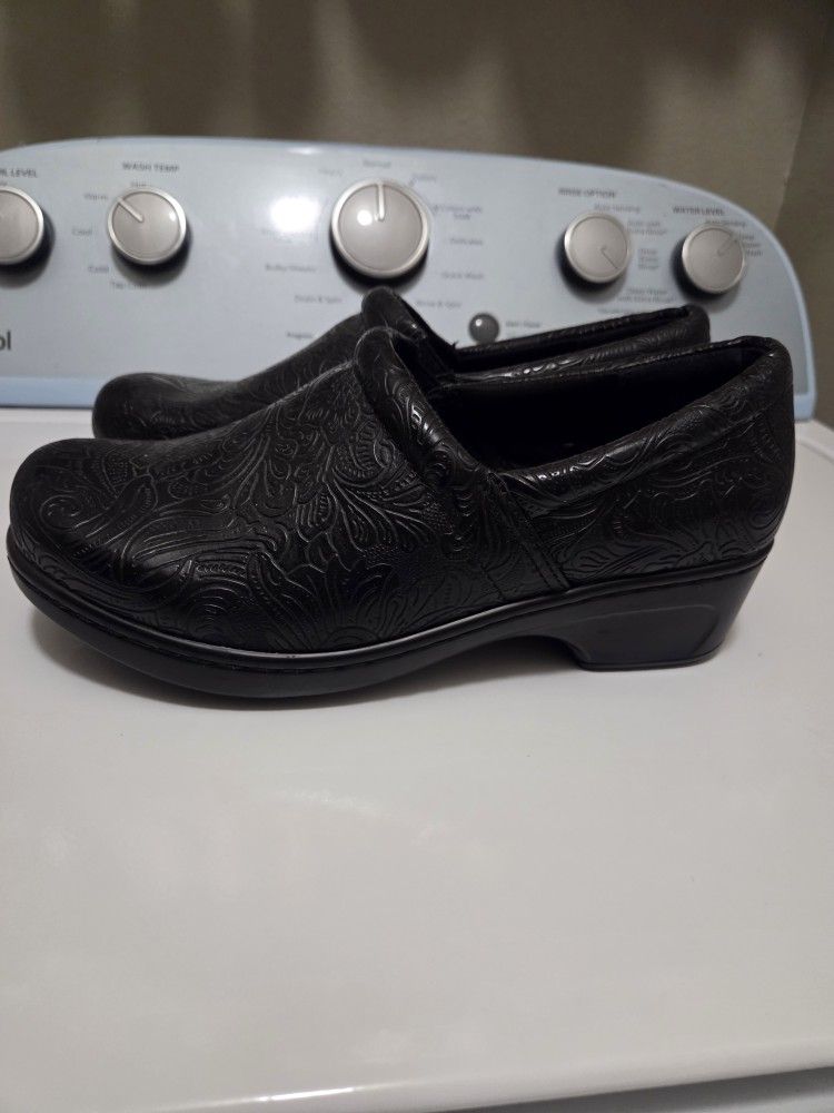 Women Nursing Shoes.
