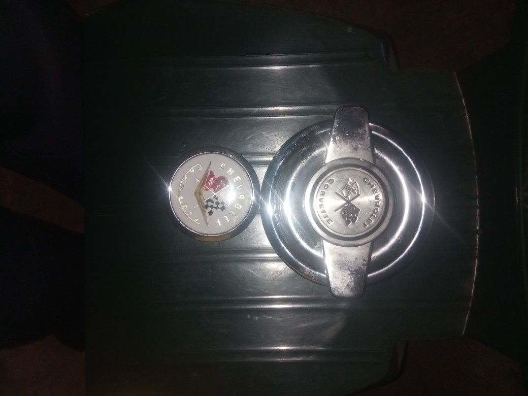 Center Hubcap And Badge For A 1959 Corvette