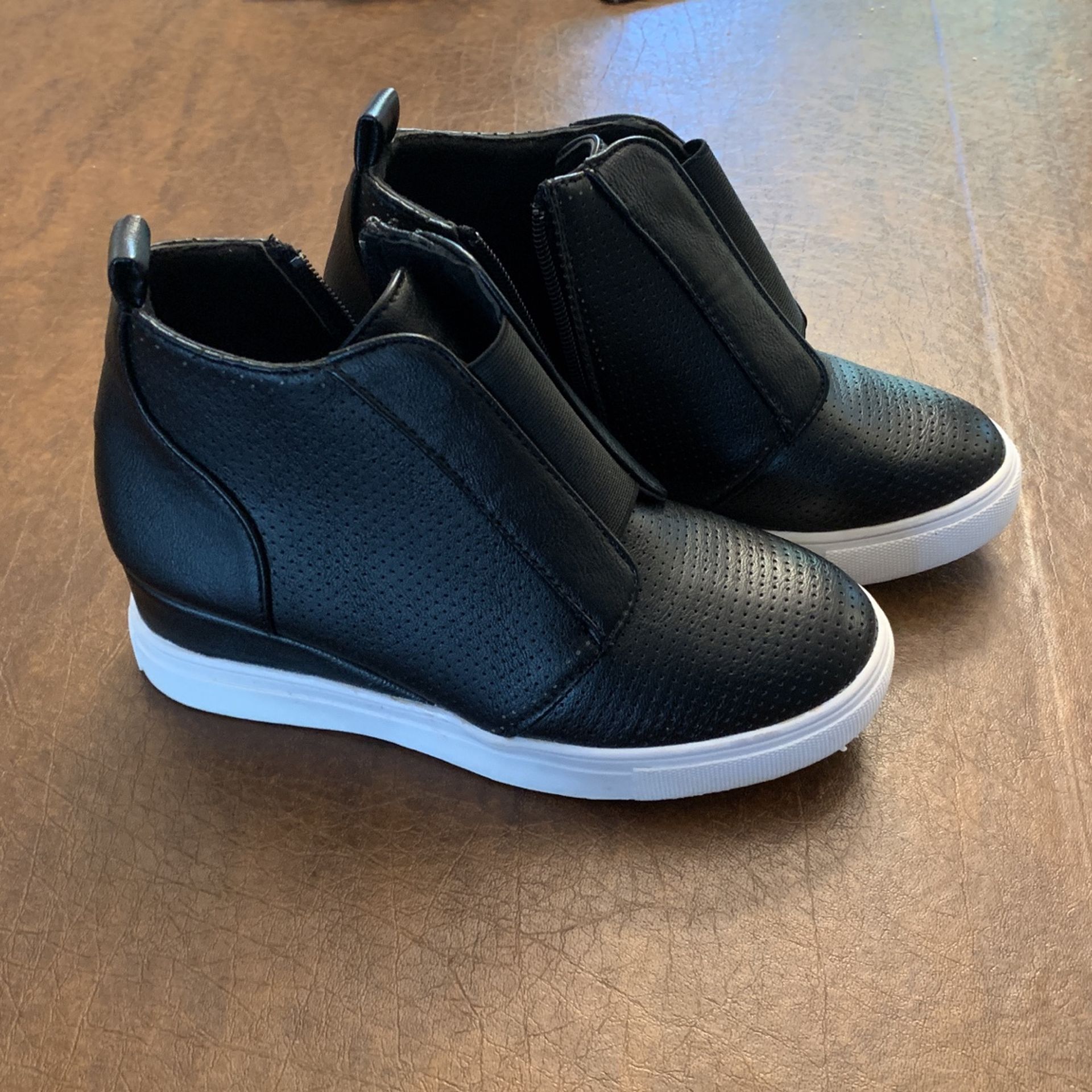 Wedge Tennis Shoe Size 6 New Condition Black