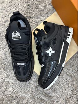 Shoe lv size 11