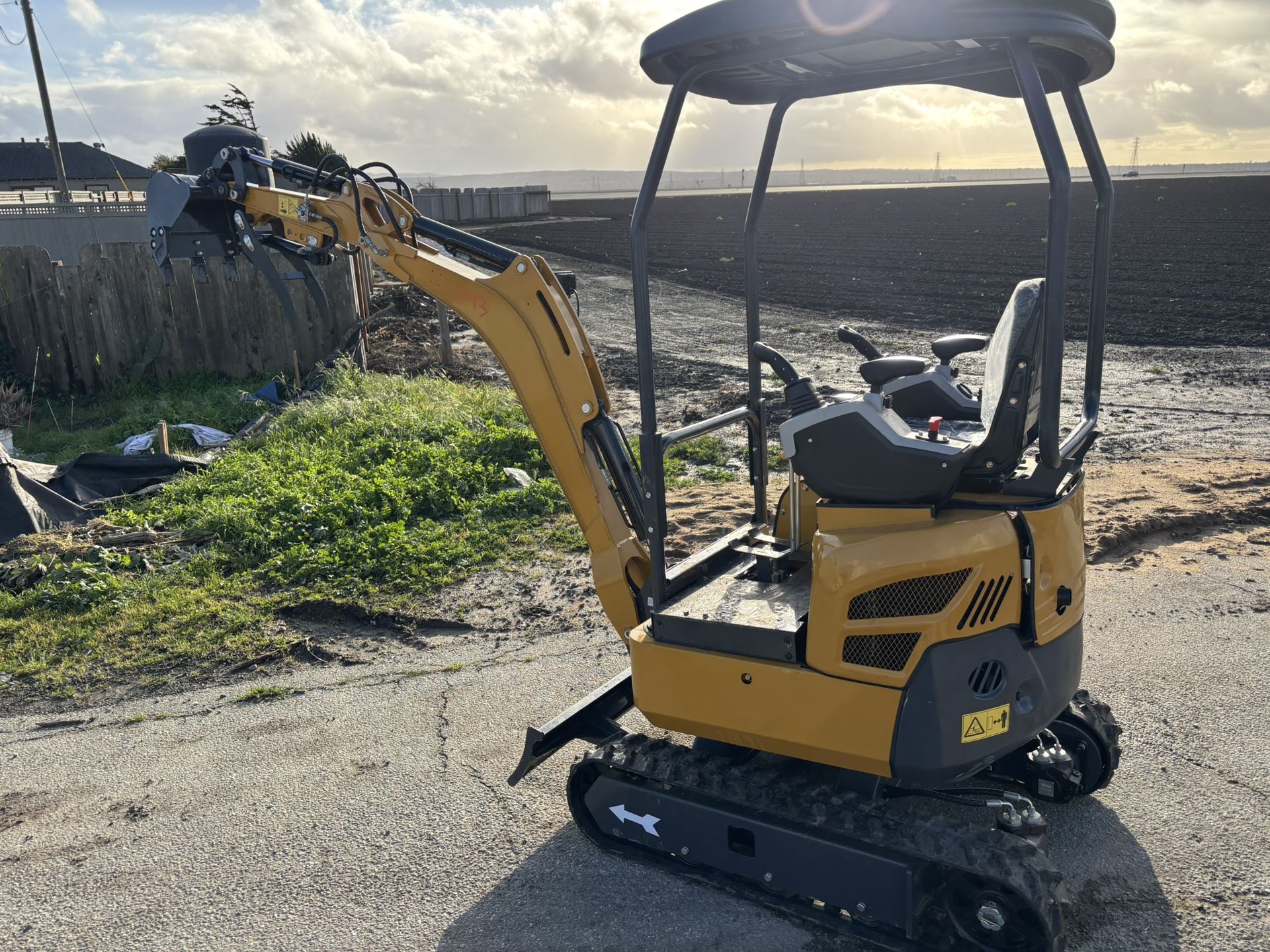New 43 Inch Wide 23 Hp Excavator With Pilot Control And Thumb breaker and auger available