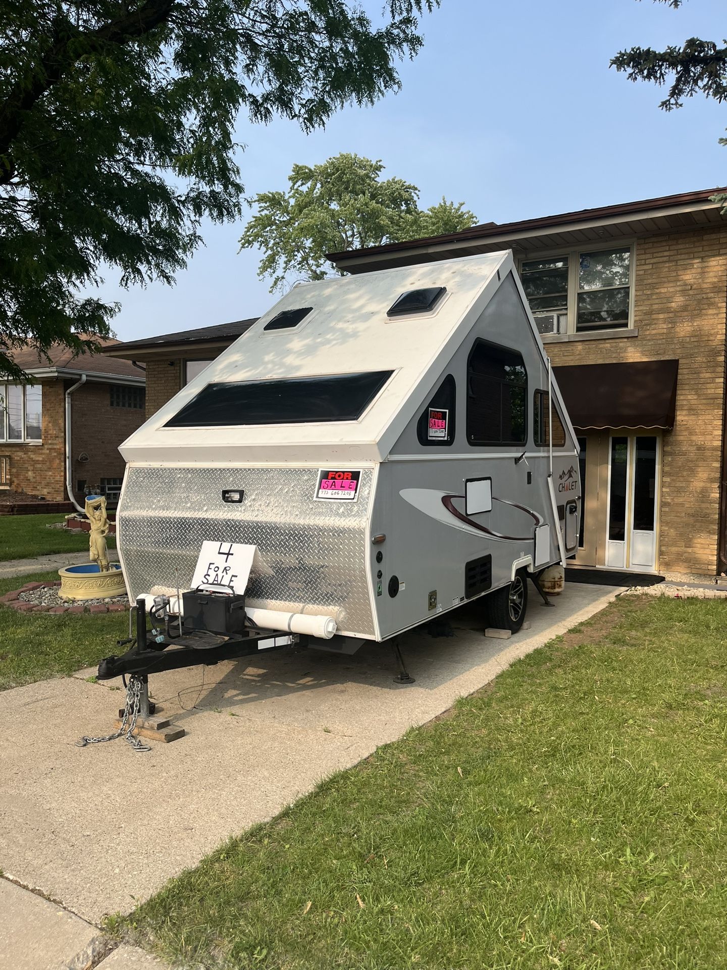 2017 Chalet Travel Trailer – Lightweight & Hard-Sided!
