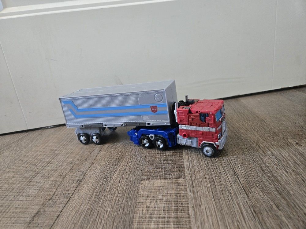 Optimus Prime Earthrise Transformers Action Figure! Transforms Into Truck! No Trades!