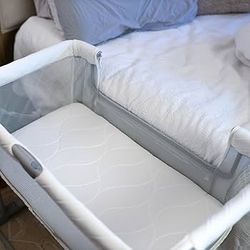 SwaddleMe DreamSecure 2-in-1 Co-Sleeping Bassinet with SwaddleMe Pod . Cream