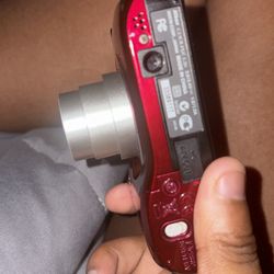 Red nikon coolpix l26