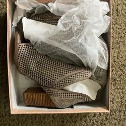 Very G Women’s Shoes Size 9