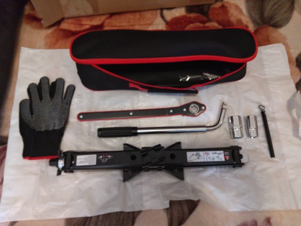 Scissor Jack- Automotive (box Opened, Never Used)