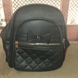 Black, Medium Size v Back purse
