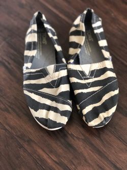Never worn size 5 TOMS