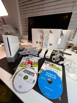 Nintendo Wii console  with Wii sports and gold game TESTED