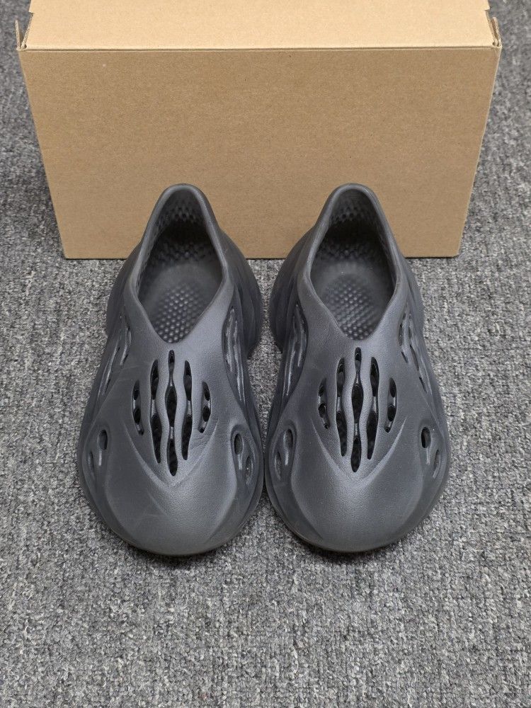Adidas Yeezy Foam Runners Onyx Size 4 Mens HP8739