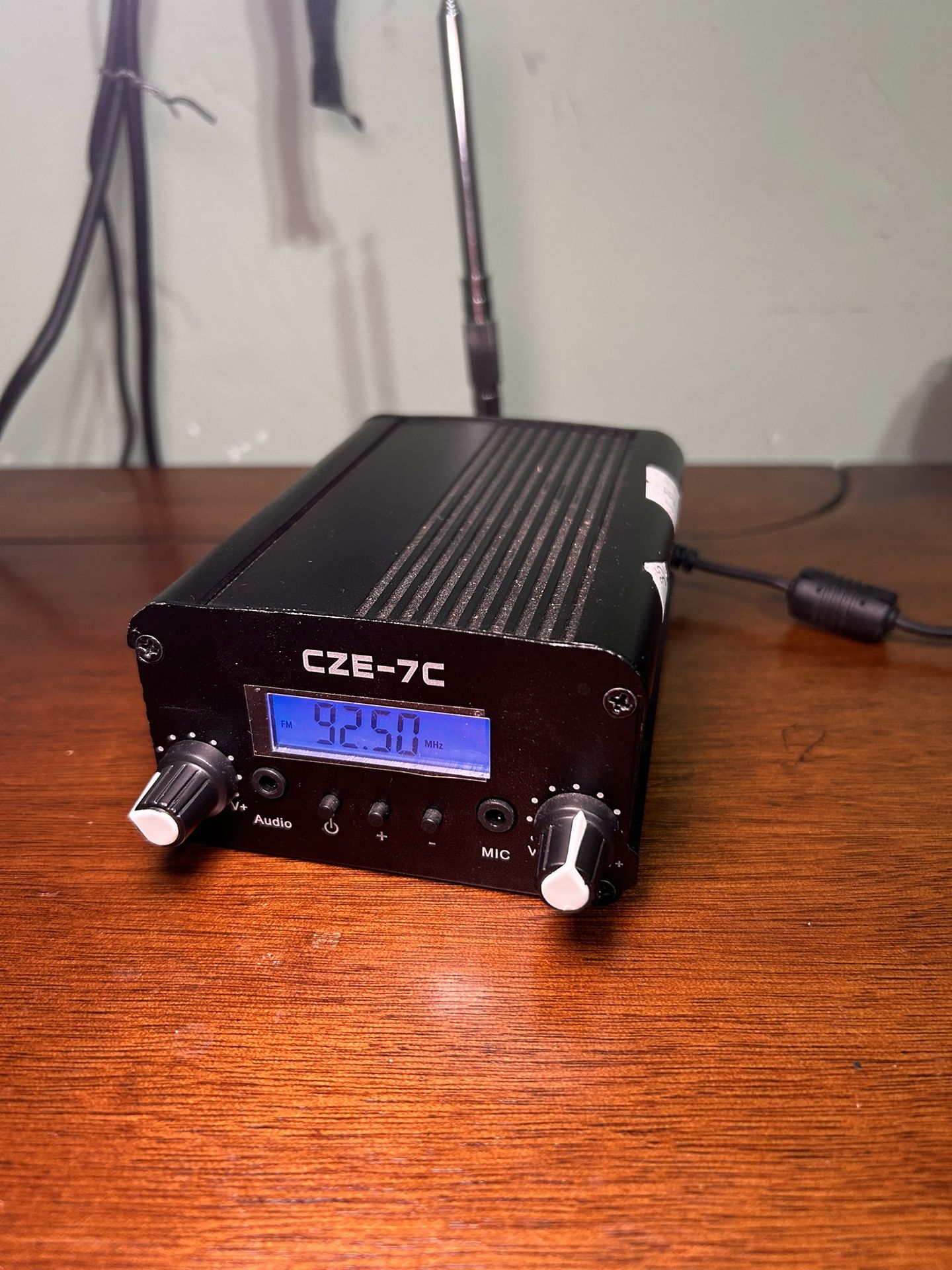 CZE-7Z FM Transmitter + Antenna and Power Supply