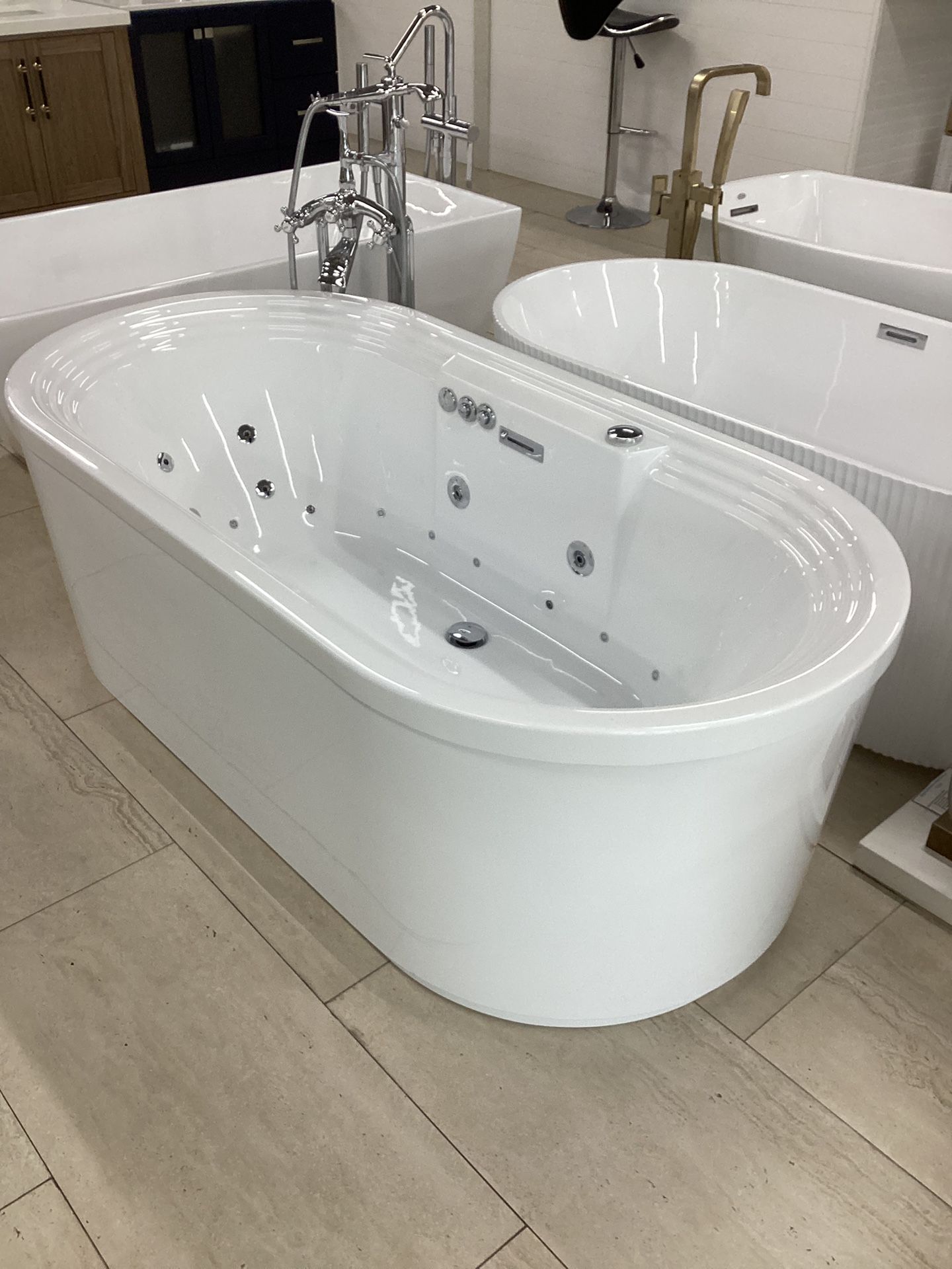 67 Inch Freestanding Whirlpool/air Tub Available For Pick Up