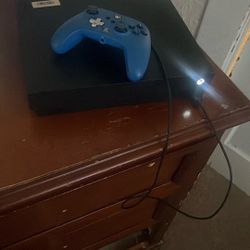 Use Good Come With 1 controller And Both HDMI And Power Cord