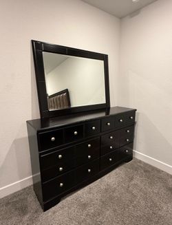 Large 9-Drawer Dresser with Matching Mirror – Excellent Condition