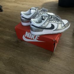 WOMEN'S NIKE DUNK LOW SE CASUAL SHOES Metallic Silver/Off Noir/White/Silver