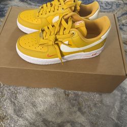 Nike Women's Air Force 1 '07 SE "40th Anniversary" (Yellow Ochre) Size 5