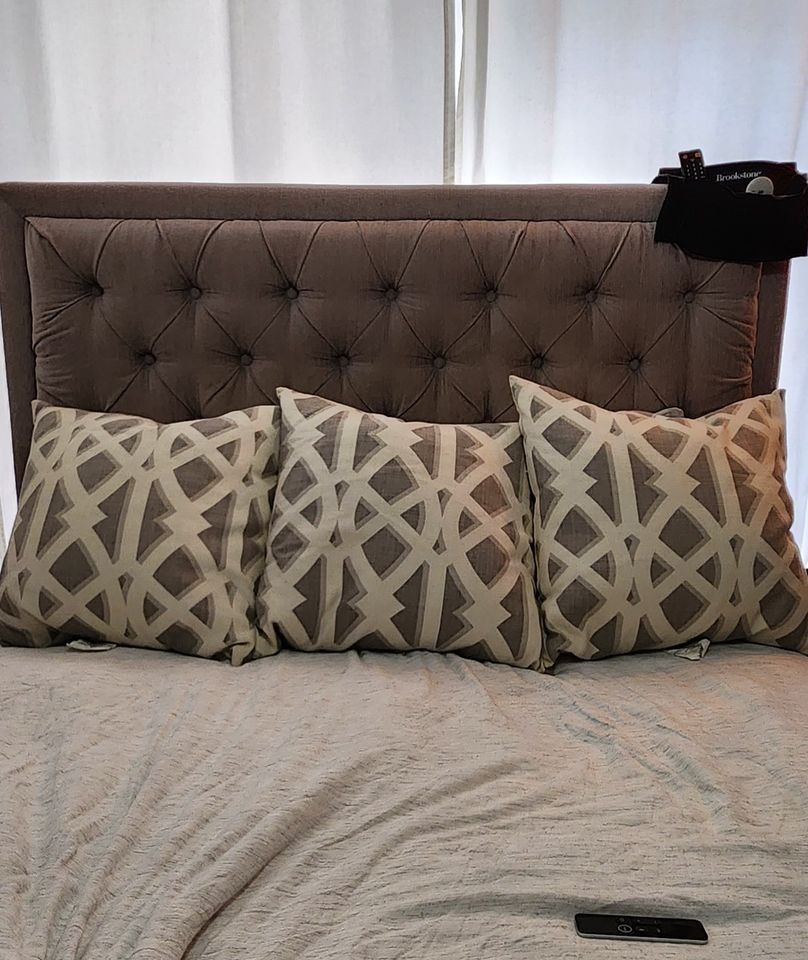 3 Z Gallerie Throw Pillows for Sale in Sunset Valley, TX OfferUp