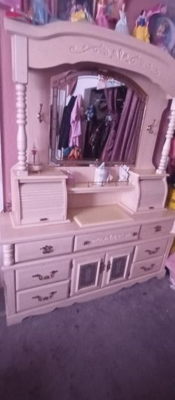 Beautiful Vintage Bedroom Set e