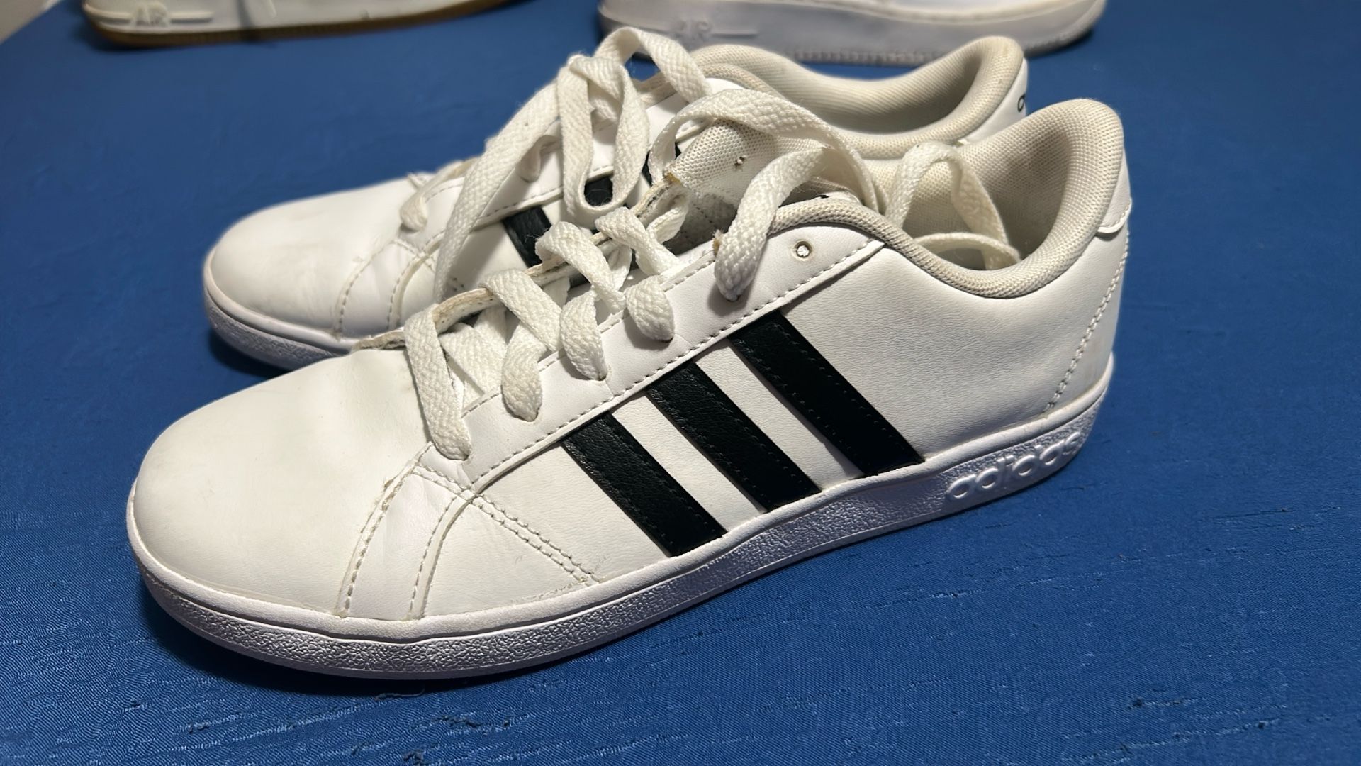 Adidas Women Baseline Round Toe Leather Sneakers ( Size 4 ) PGD 789006