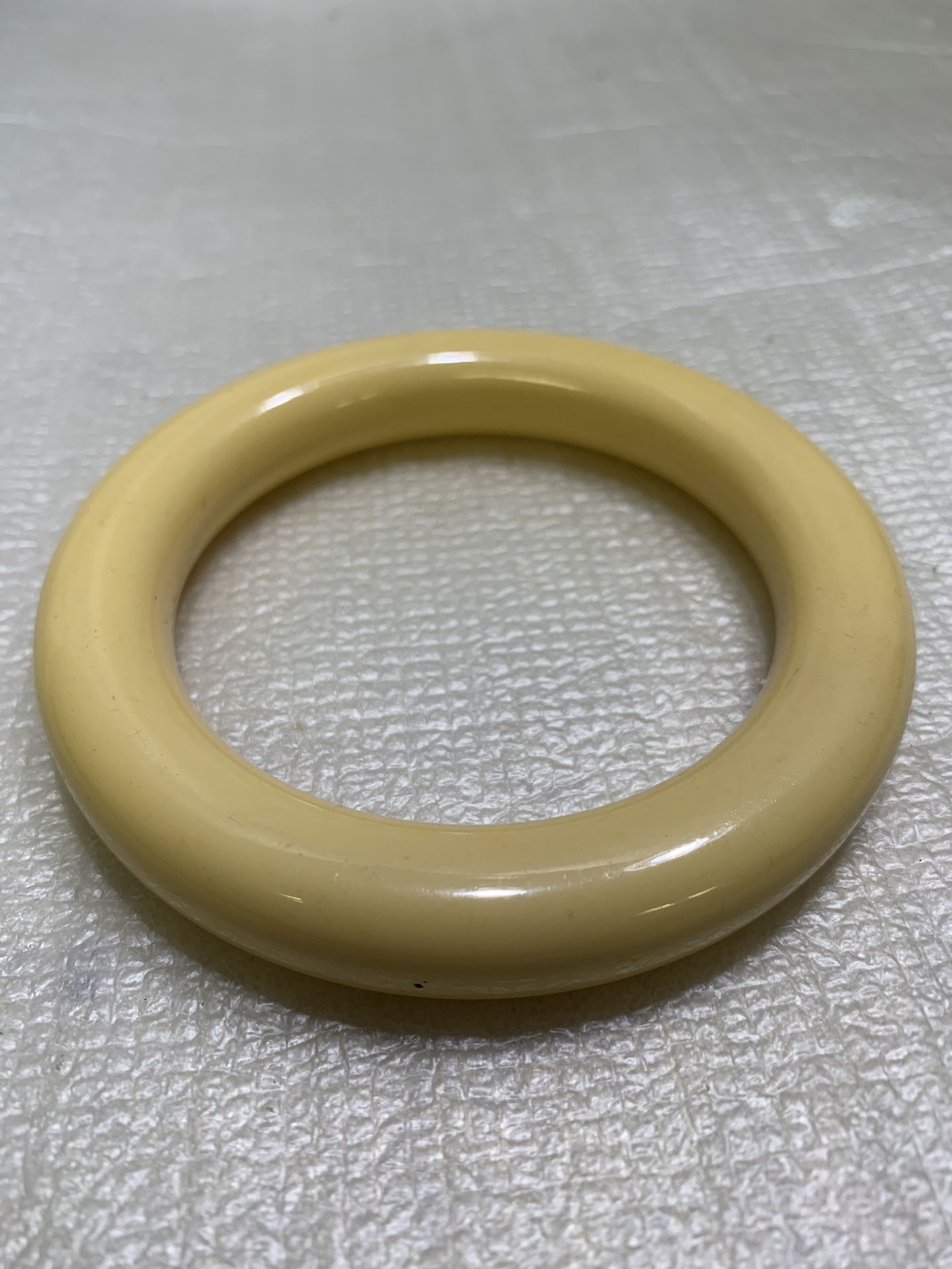 Pretty Vintage Cream Corn BAKELITE Bangle Bracelet