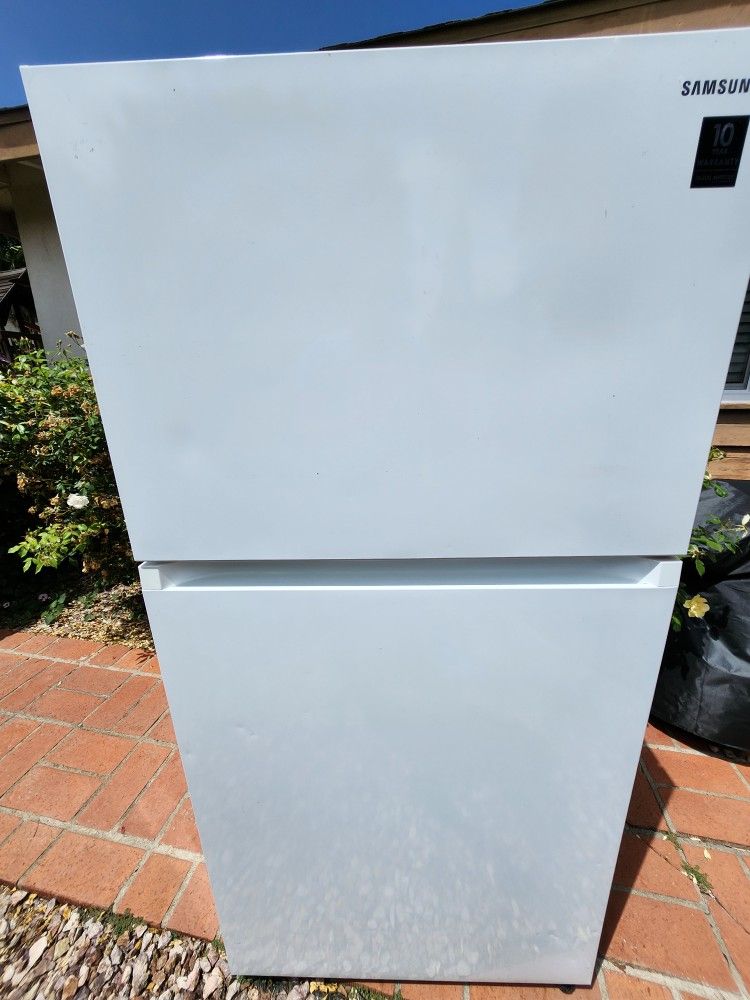Samsung RT21M6215WW Top Freezer Refrigerator – Great Condition!