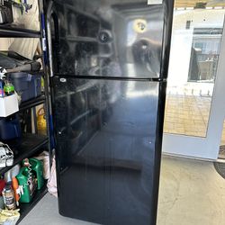 Great Frigidaire Top Freezer 2 Door  Refrigerator Works Perfectly 