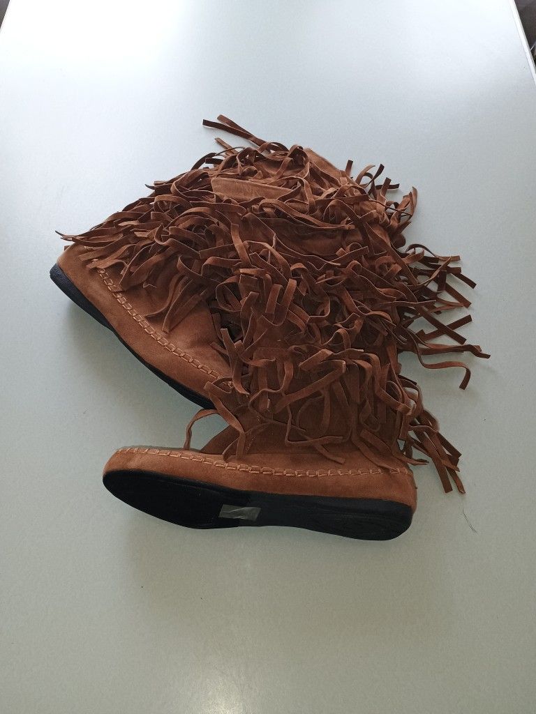FRINGE MOCCASIN BOOTS