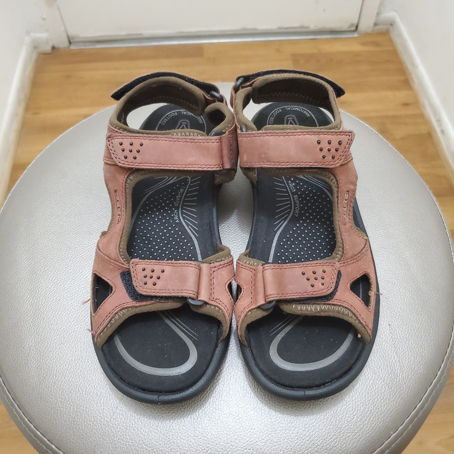 NWOT mens KEEN sandals size 7