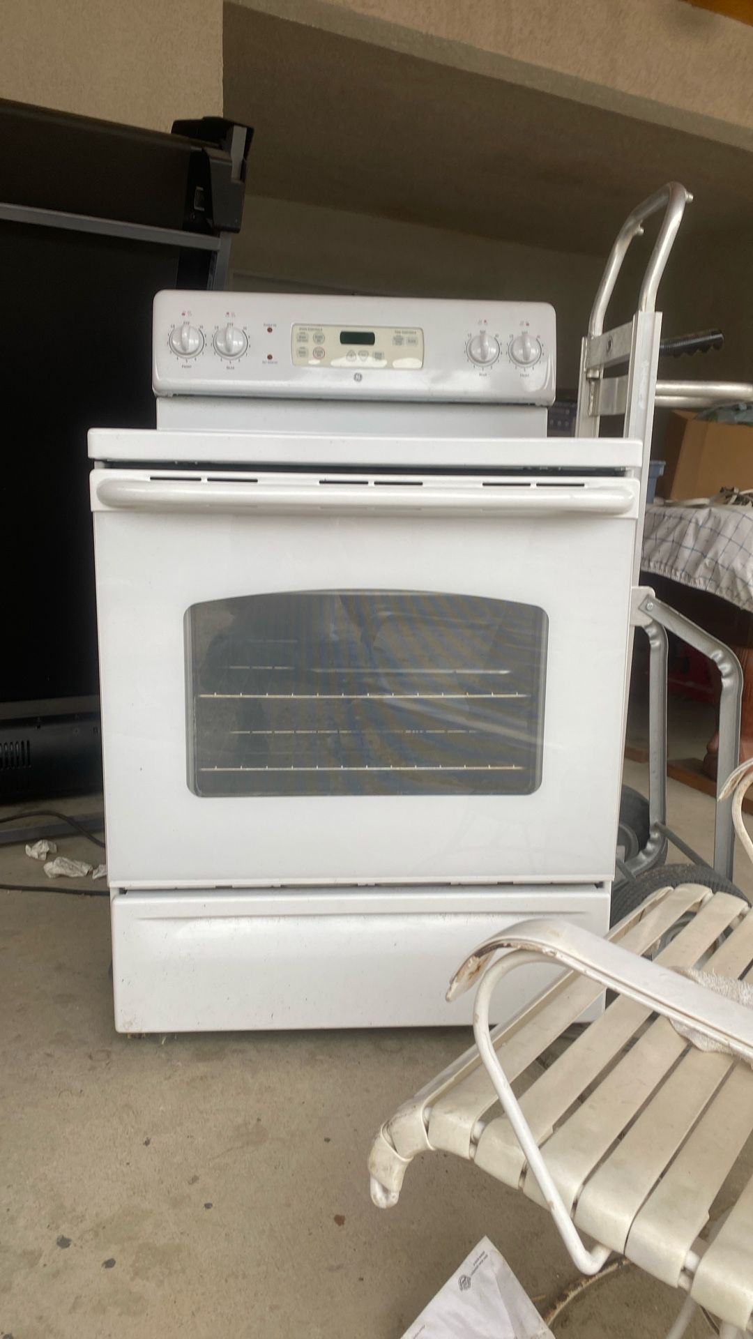 G. E. Electric White Stove.