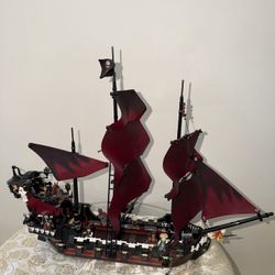 LEGO 4195 Pirates Of The Caribbean Queen Anne’s Revenge