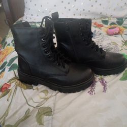 Blk Boots Sz 6