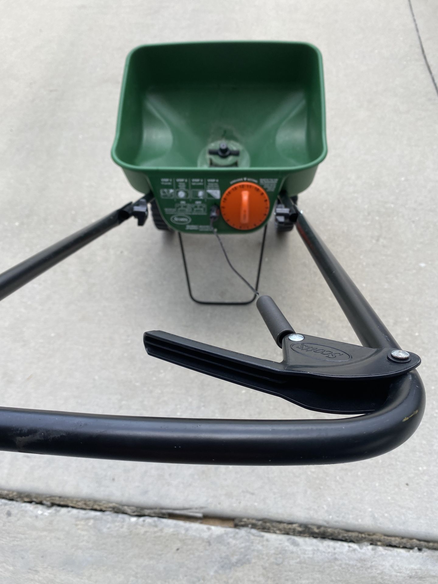 Scott’s Turf Builder EdgeGuard Mini Broadcast Spreader for Sale in Apopka, FL OfferUp