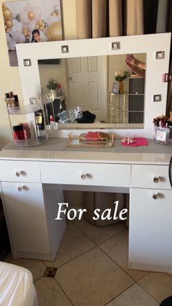 Makeup vanity
