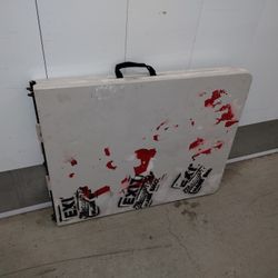 FOLDING TABLE