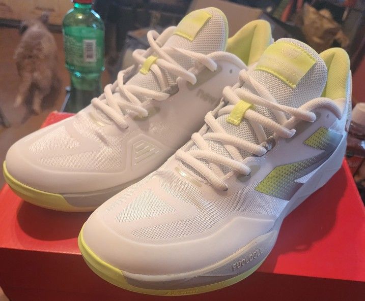 Never Worn NEW BALANCE FUELCELL shoes Women's Size 11 Or Men's Size 9.5