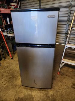 VISSANI MINI REFRIGERATOR 4.3 CU. FT LIKE NEW
