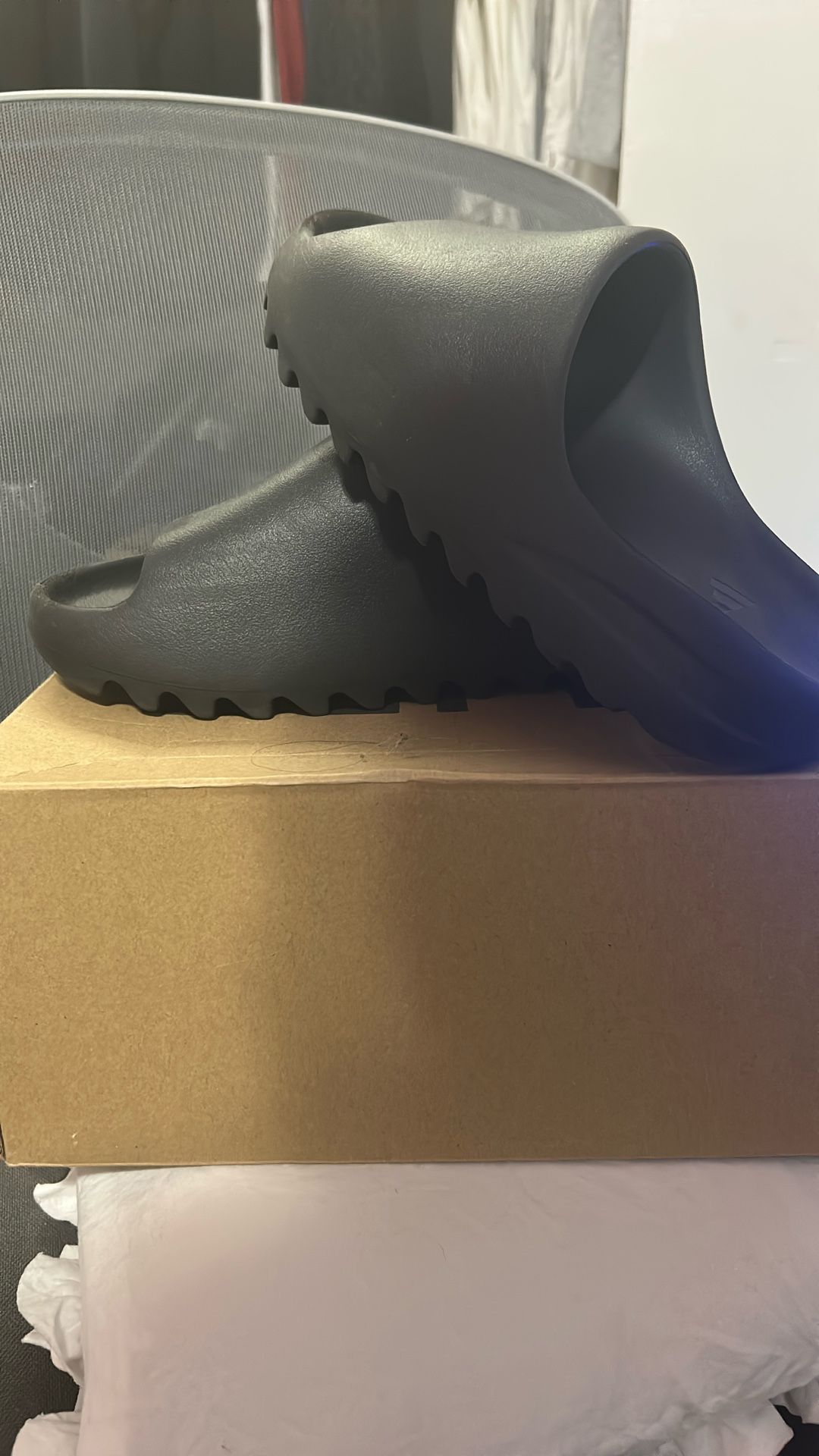 ONYX/Black Yeezy Slides 2022 (Size 9)