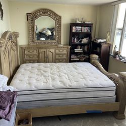 Beautiful Bedroom: Bed And Dresser / Mirror 