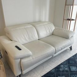 White premium Italian leather recliner sofa, white couch. https://offerup.com/redirect/?o=c2VjdGlvbmFsLkZ1cm5pdHVyZQ== interior design mueble